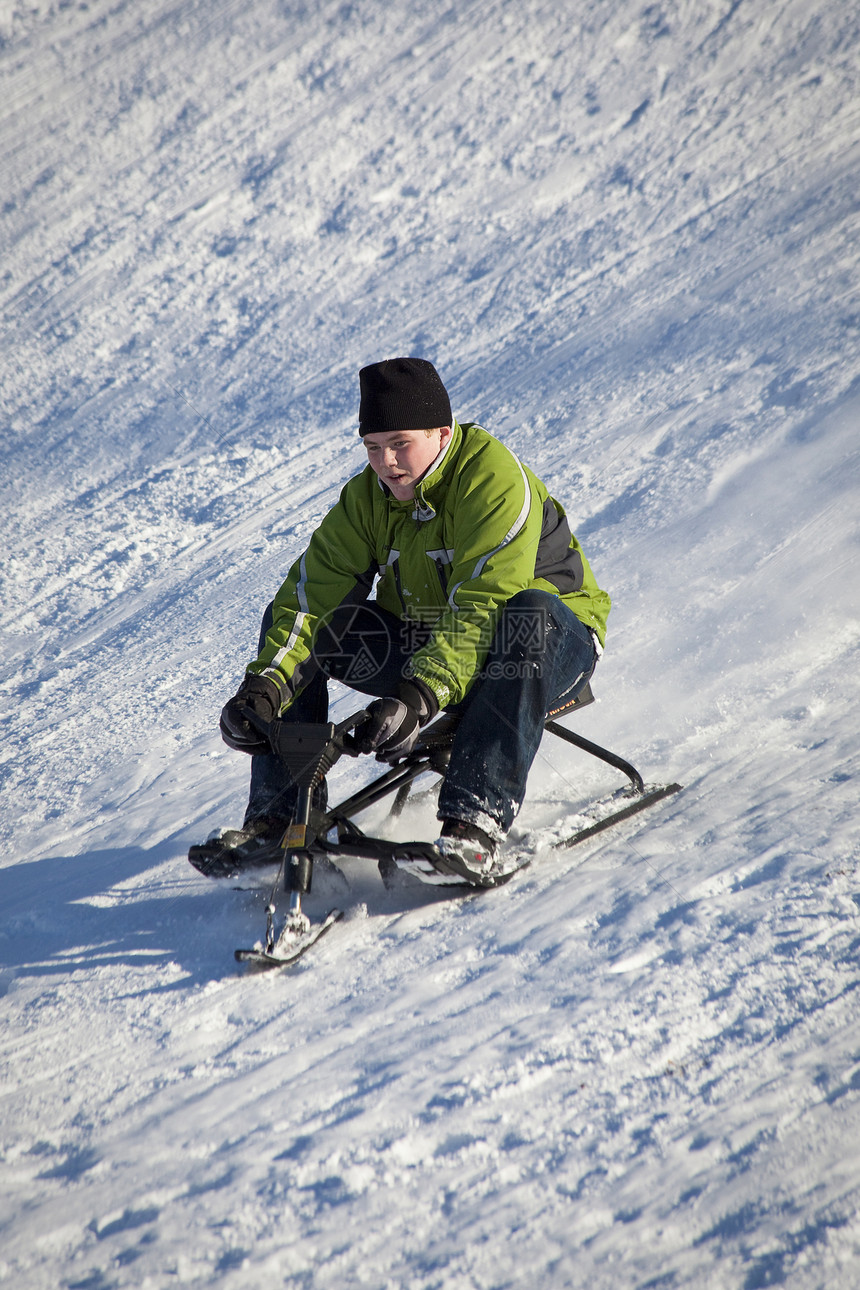 冬季的男孩滑雪下山图片