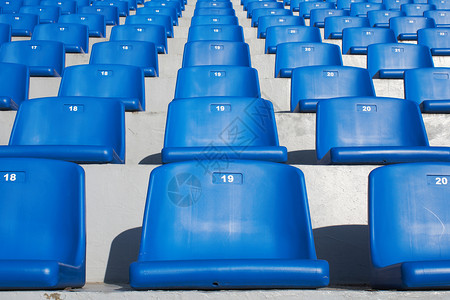 蓝色体育场座位民众晴天访问塑料太阳竞技场椅子长椅运动观众坐着高清图片素材