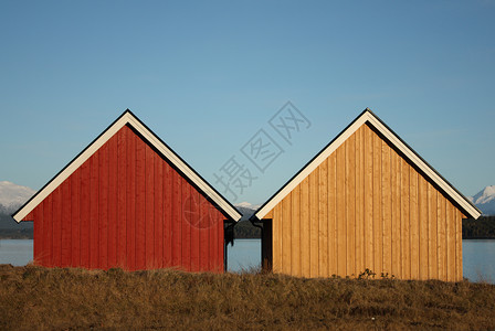 两栋房子红色蓝天海洋船屋房屋船库黄色背景图片