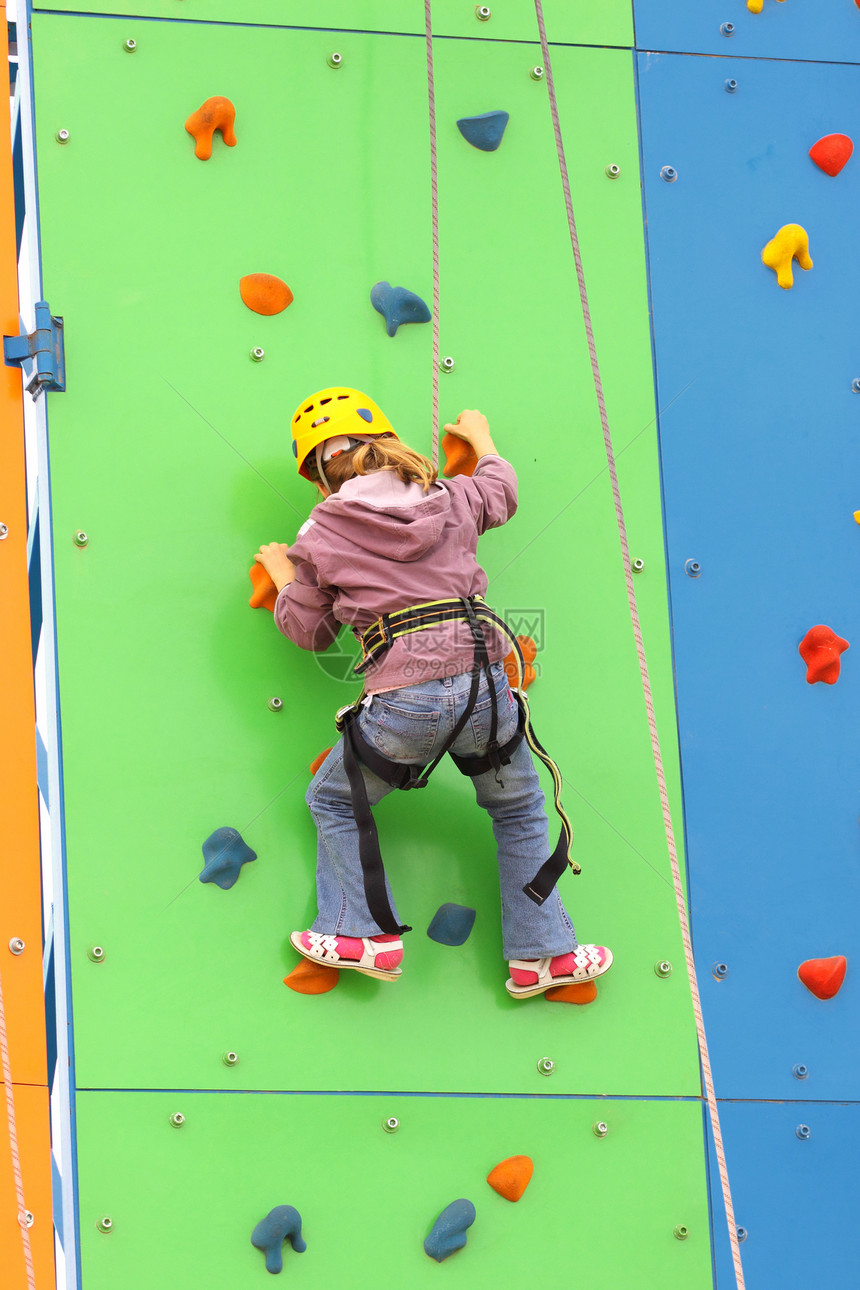 儿童爬上山墙 户外绳索乐趣孩子头盔女孩岩石运动蓝色帮助青年图片