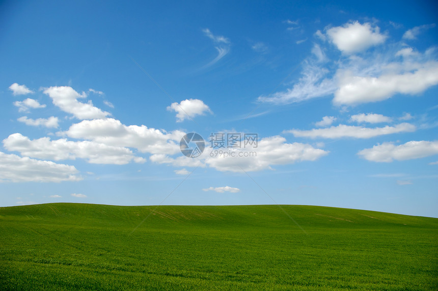 蓝色天空和云雾的绿地曲线远景场地晴天自由场景草地牧场风景爬坡图片