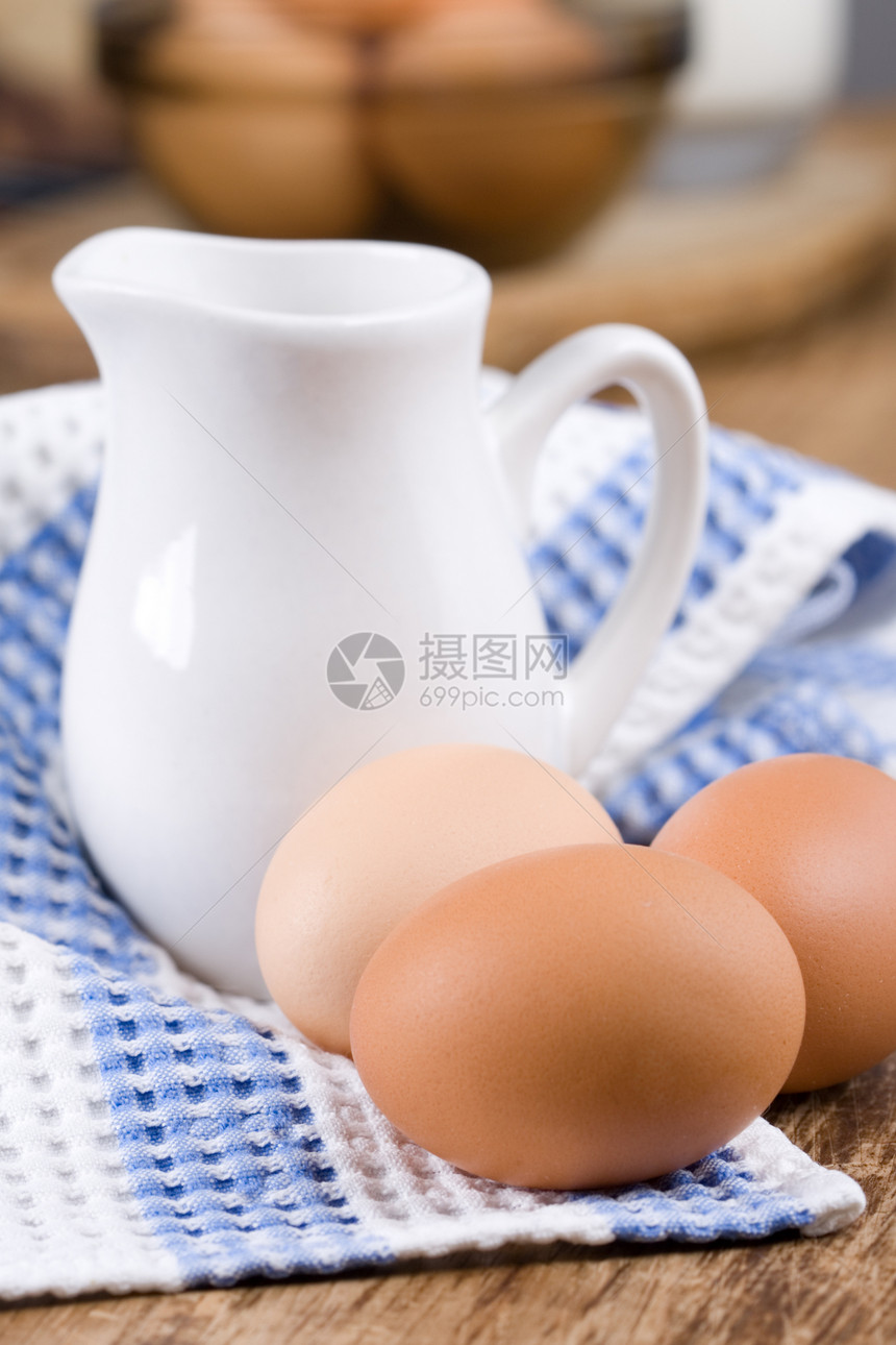 棕蛋和牛奶陶瓷玻璃美食桌子食物产品白色蓝色纺织品团体图片