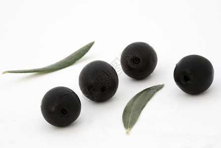 四颗黑橄榄营养叶子饮食黑色食物背景图片