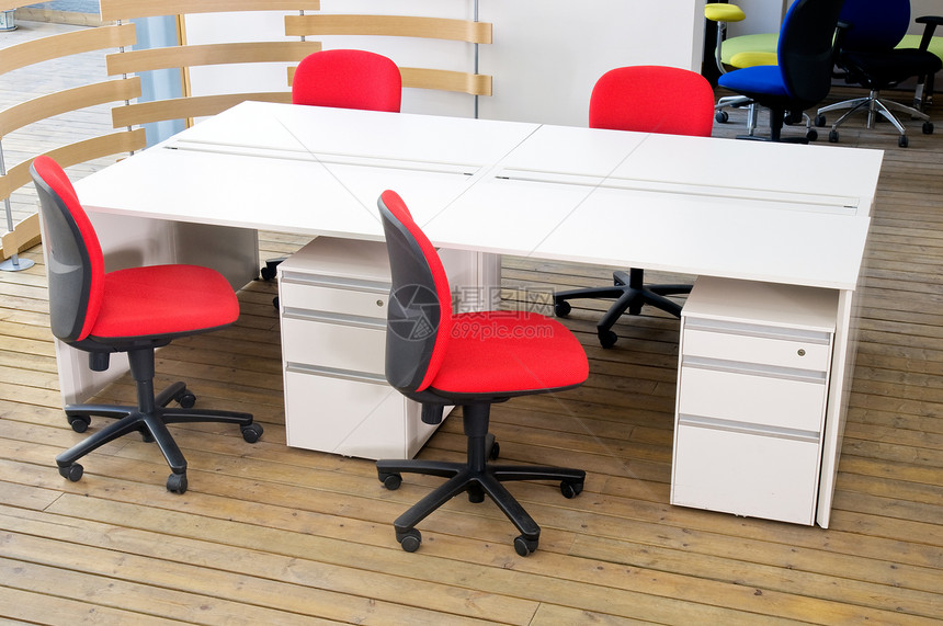 办公桌和红色椅子红椅公司窗户蓝色商业地面监视器水平导演房间质量图片