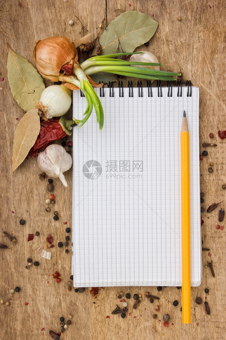 用笔记本写配香料的食谱丁香叶子蔬菜味道洋葱胡椒种子厨房食品胡椒粒图片