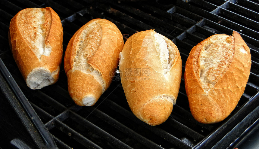 食用BBQ上的法国面包图片
