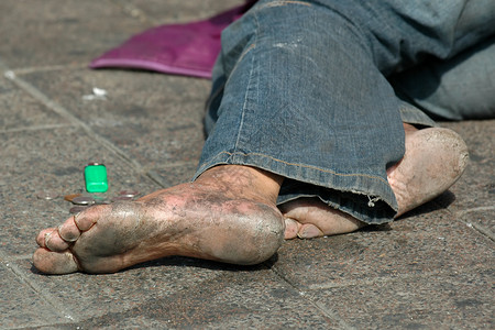 无家可归的男子乞丐屁股流浪汉街道贫困身体男人机构游客贫穷的高清图片素材