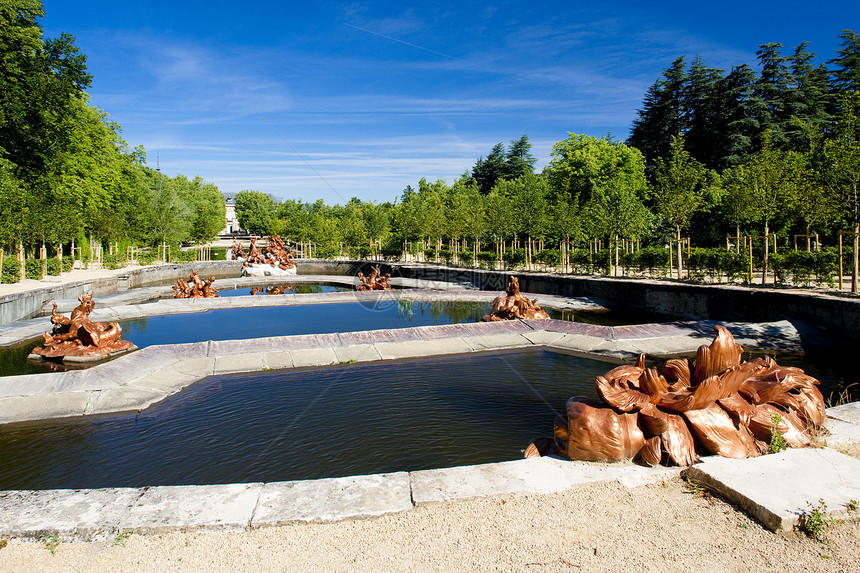 卡斯蒂利亚塞戈维亚省的花园宫殿艺术园艺雕像树木雕塑喷泉外观世界位置图片