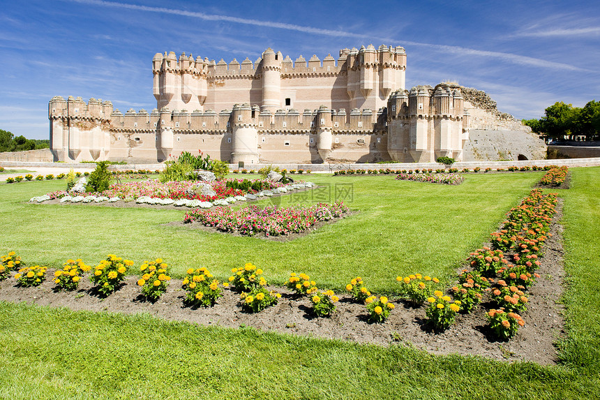 西班牙卡斯蒂利亚和里昂塞戈维亚省可口城堡世界景点建筑物历史堡垒历史性园艺花园花朵花坛图片
