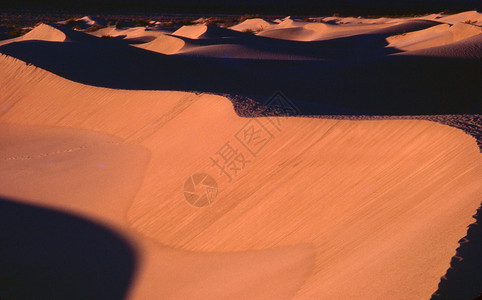 加利福尼亚州死亡谷沙丘沙漠涟漪阴影干旱沙丘日落自然高清图片素材