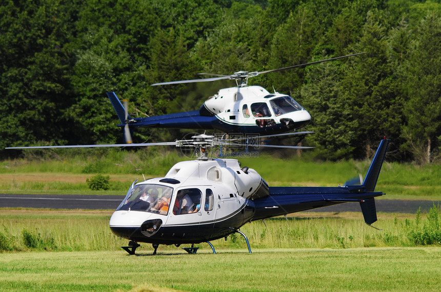 2架直升机降落于一个油田图片