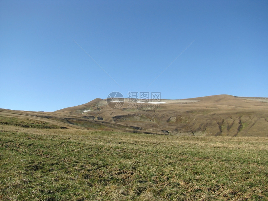 腊果纳基高原草甸山丘冰川一条路线植物群天空背景解脱文件植被图片