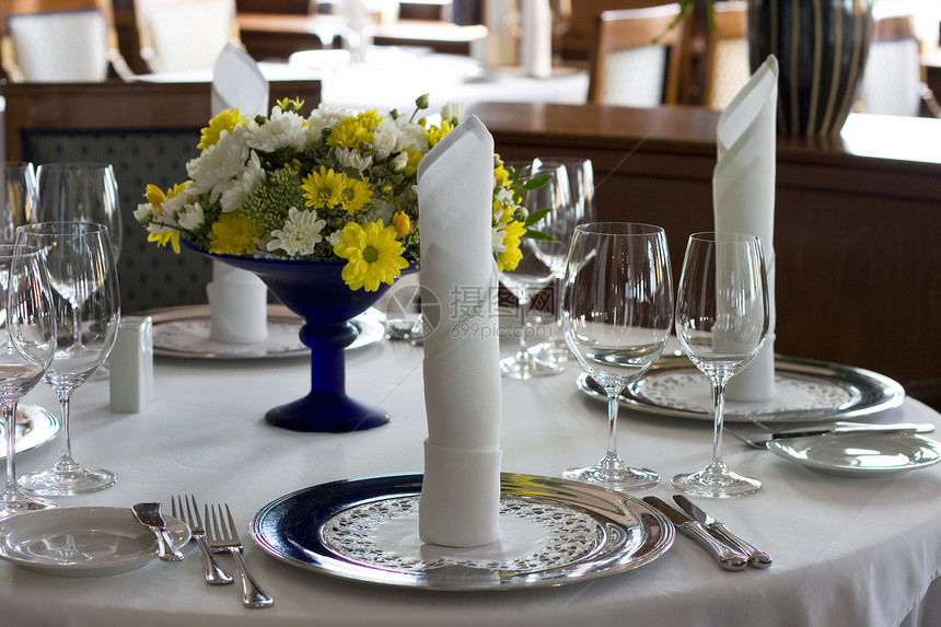 餐馆派对餐具庆典餐巾大厅桌布花朵装饰接待婚礼图片