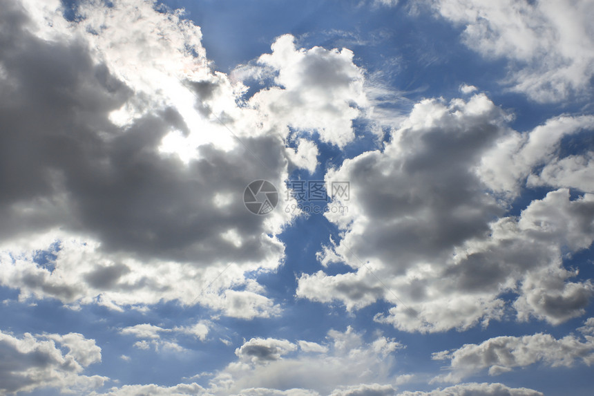 美丽的云彩飞行蓝色天气天堂戏剧性太阳空气魔法天空线条图片