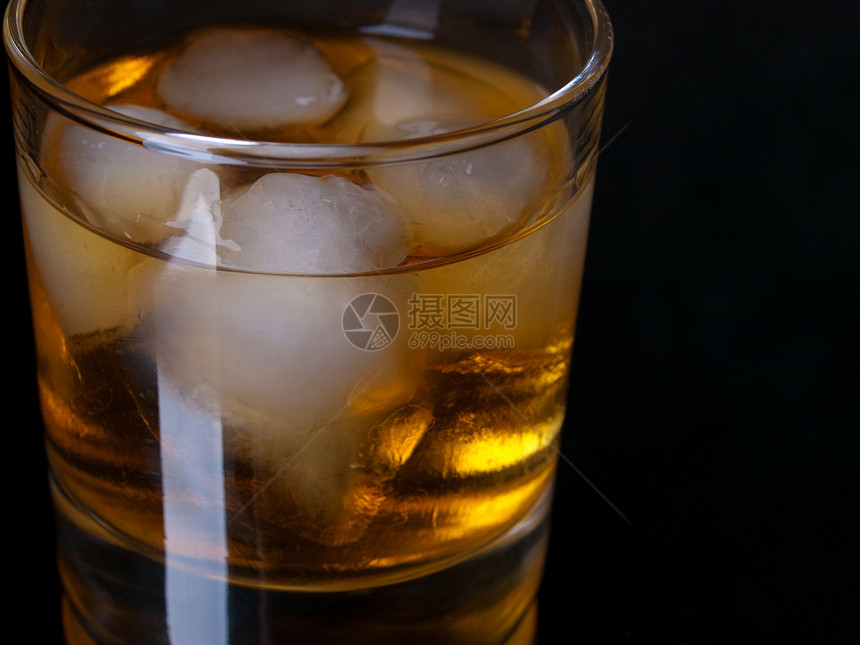 威士忌加冰块反射黑色对象瓶子液体玻璃琥珀色图片