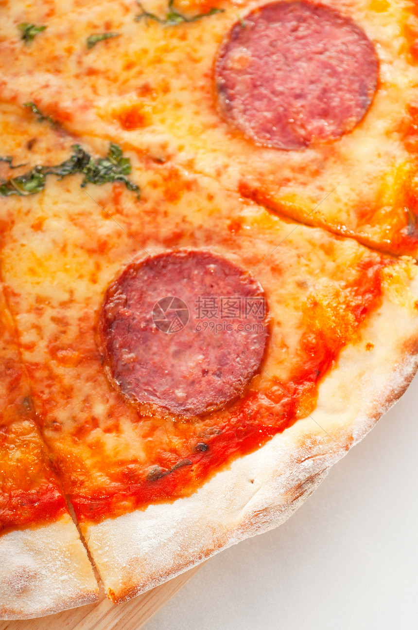 意大利原薄薄壳辣椒皮披萨圆形绿色午餐美食香肠食物圆圈宏观脆皮白色图片