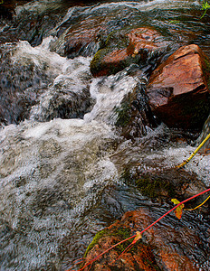 山河岩石苔藓溪流石头瀑布绿色地衣背景图片