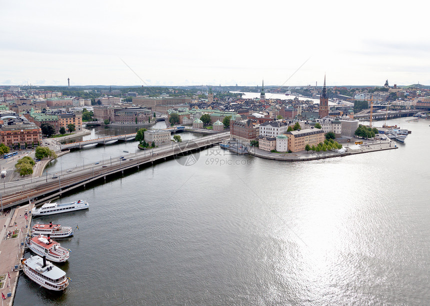 关于瑞典斯德哥尔摩老城的空中观景首都场景渡船白色建筑码头酒店房子公园反射图片