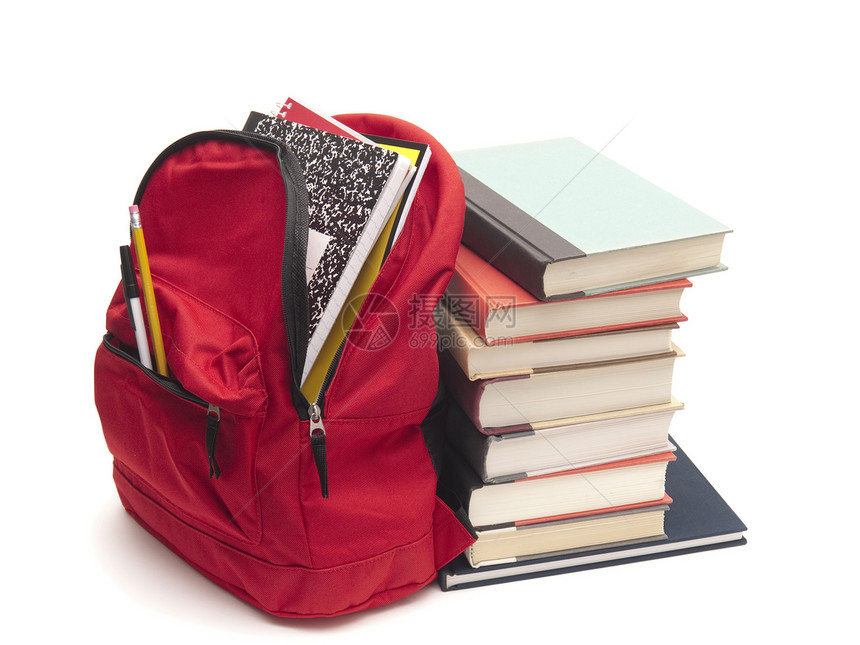 红色背包和一堆白色的教科书图片
