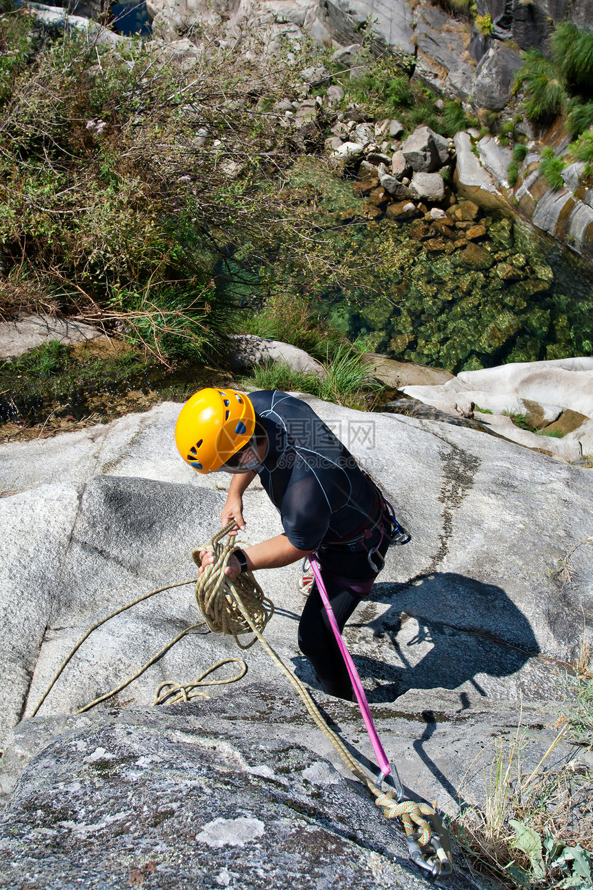 男人用绳索来排泄冒险保安边缘极限行动假期峡谷地形男士勇气图片