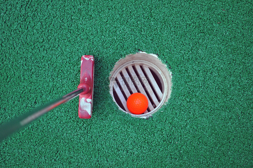 洞洞中的微型高尔夫球图片
