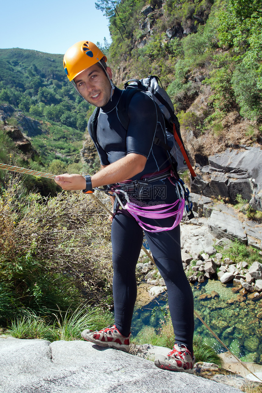 男人在瀑布下游冒险行动保安假期勇气峡谷运动边缘男士极限图片
