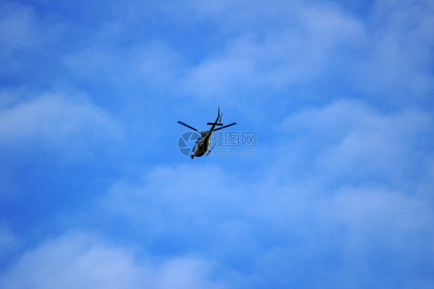 直升机飞行刀刃螺旋桨飞机天空蓝色车辆菜刀航班运输旅行图片
