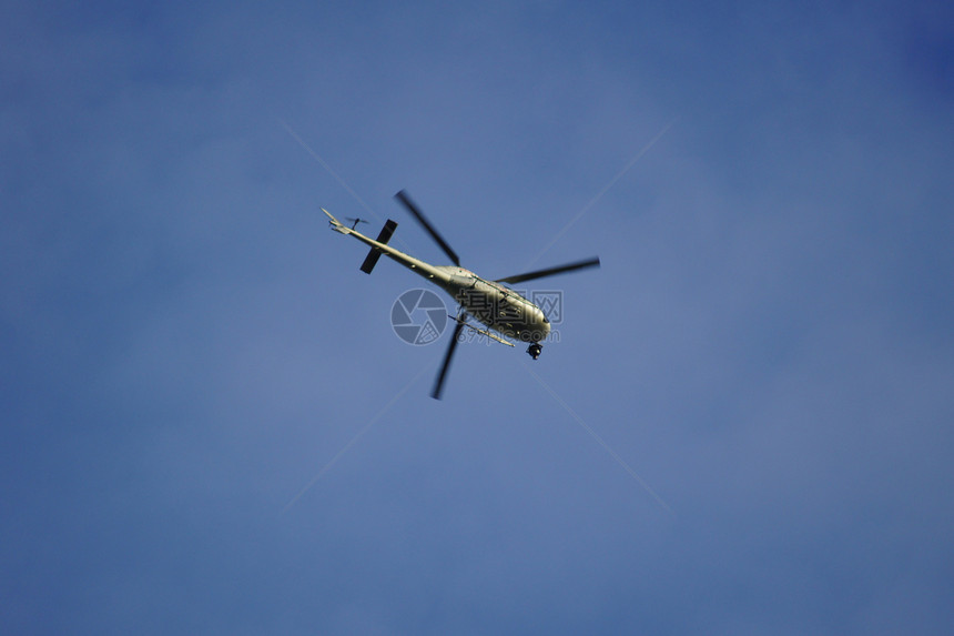 直升机飞行刀片飞机车辆螺旋桨运输刀刃旅行蓝色菜刀天空图片