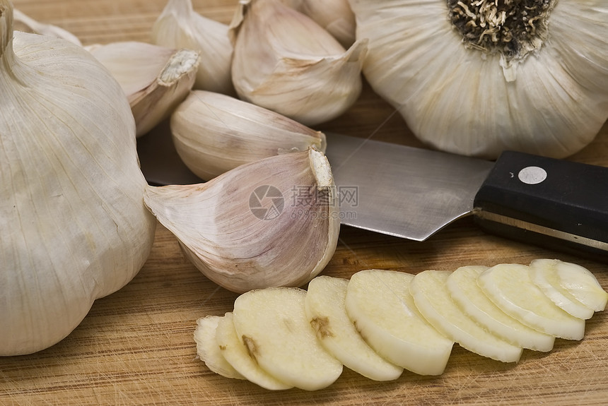 准备大蒜在桌子上饮食木板烹饪沙拉糖化木头美食食物农业香味图片
