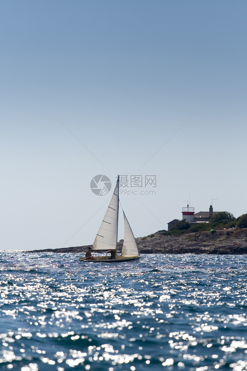 帆船爱好蓝色桅杆太阳海洋发动机旅行季节运动游客图片
