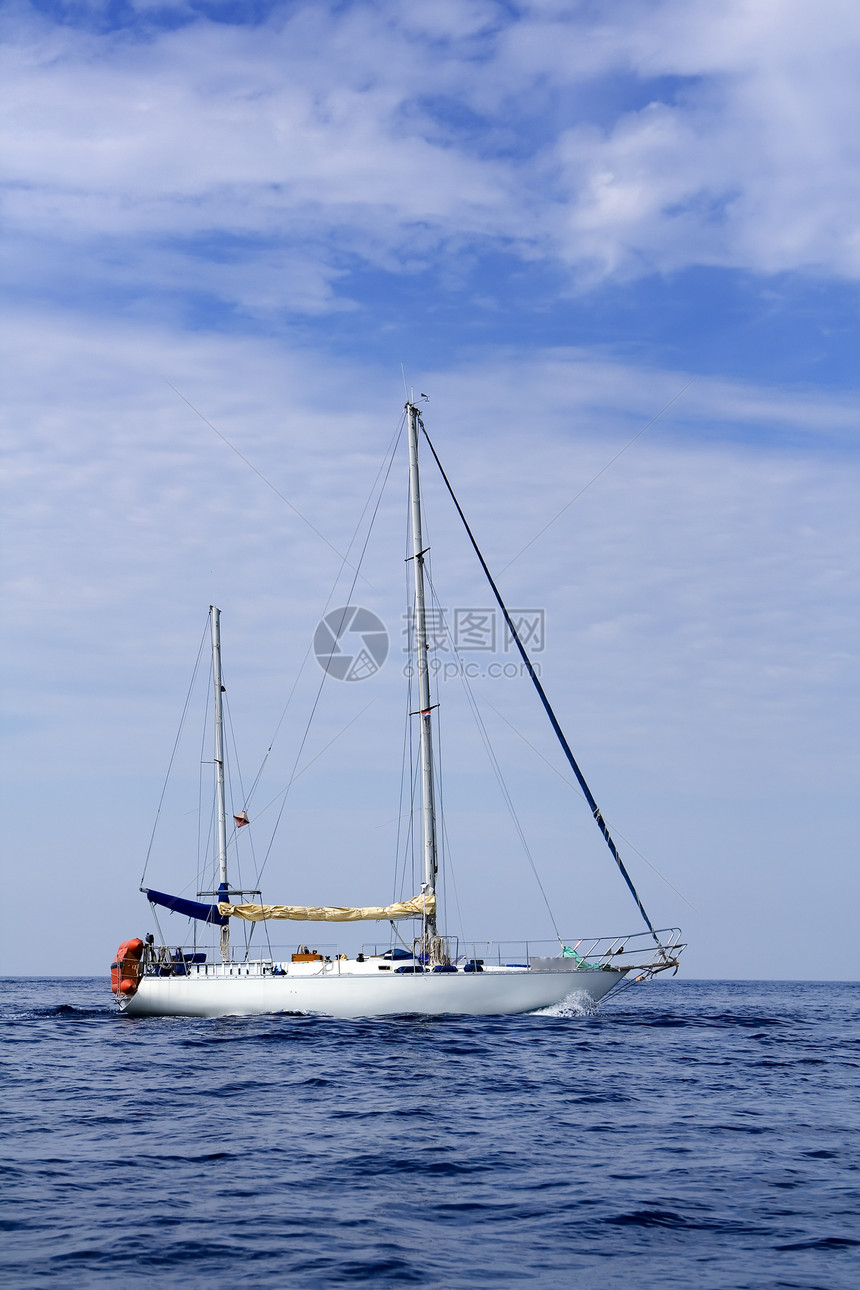 帆船发动机闲暇旅行游艇爱好海洋季节太阳地平线海浪图片