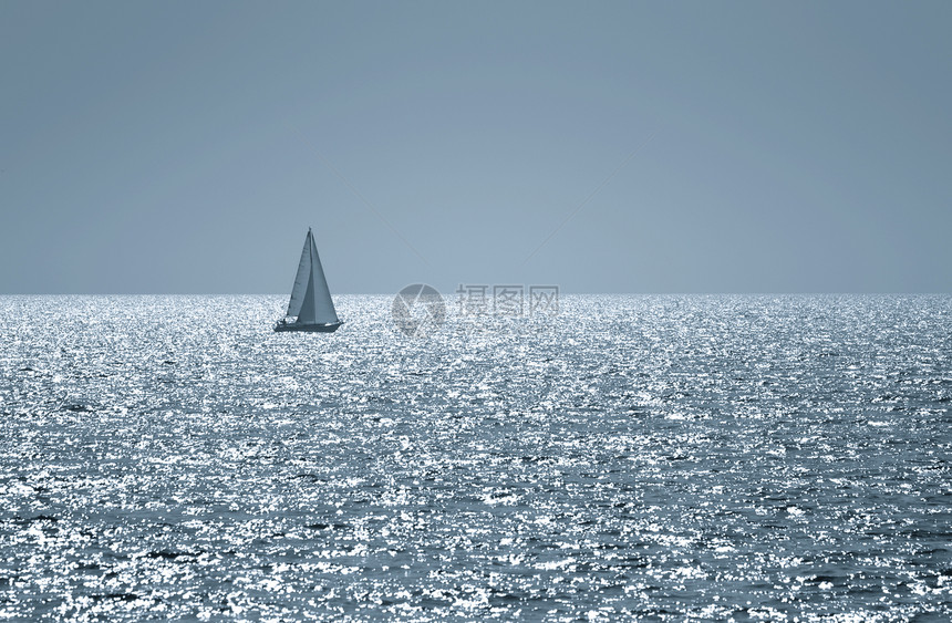 帆船季节运输游客桅杆太阳地平线游艇海洋闲暇运动图片
