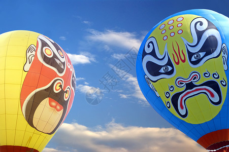 起飞前两个热空气气球的一部分黄色蓝色运动旅行红色天空背景图片