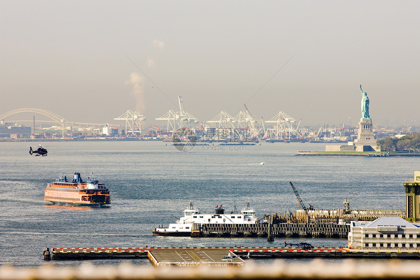 上纽约湾和自由女神像 美国纽约市海湾水路渡船船舶渡轮旅行水手纪念碑港口交通工具图片
