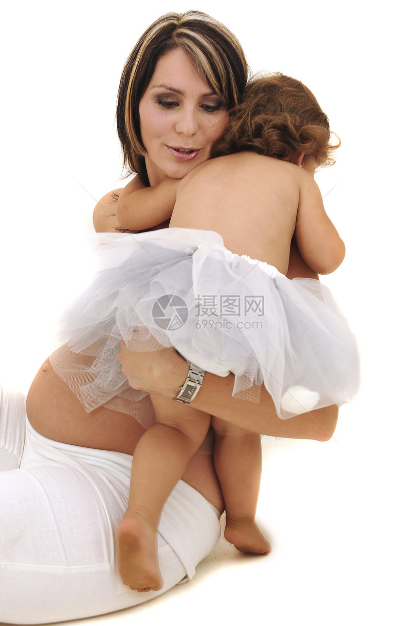 与婴儿女儿玩耍的无上身母亲腹部家庭成人中年感情两个人摄影女性肚子中年人图片