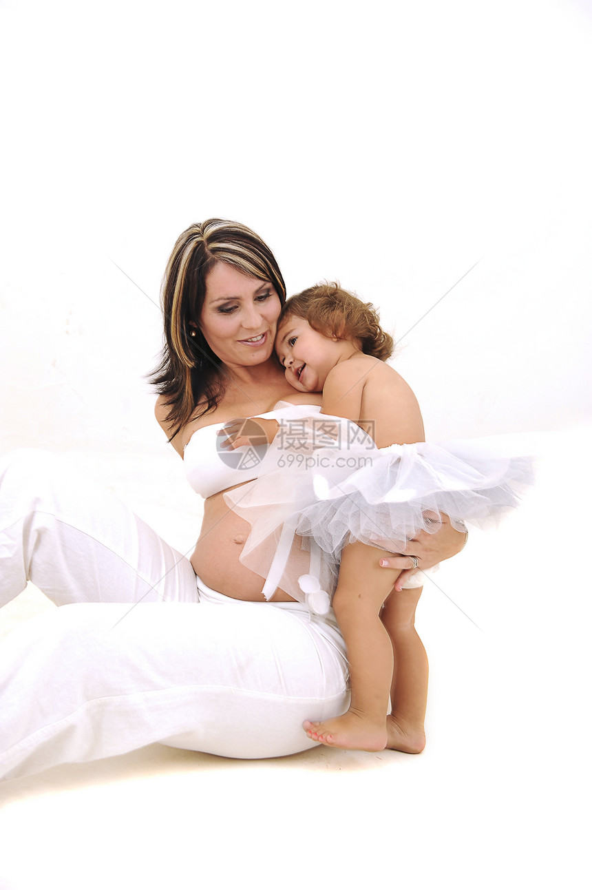 与婴儿女儿玩耍的无上身母亲童年新生活中年幸福女性肚子两个人家庭成人中年人图片