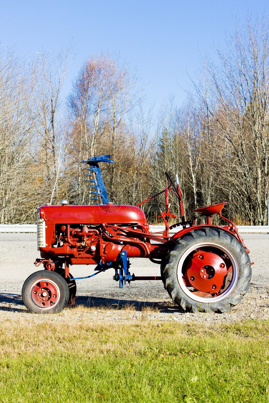 美国缅因州Jonesboro附近的拖拉机乡村汽车机器红色外观车辆国家农村农业农具图片