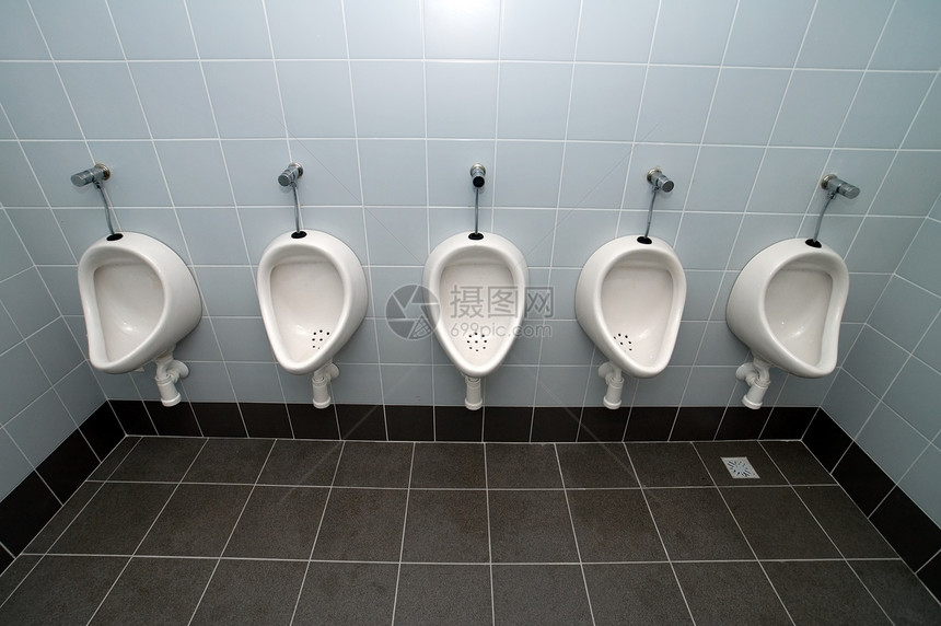 白色厕所卫生壁橱男人民众男士男性浴室洗手间小便卫生间图片