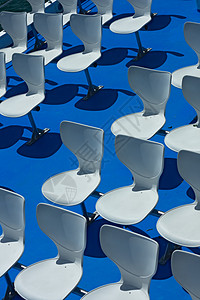蓝甲2上的白塑料椅子背景图片