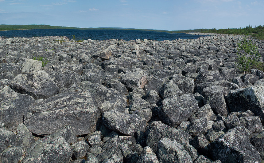 拉普兰Utsjoki河一带狂野岩石图片