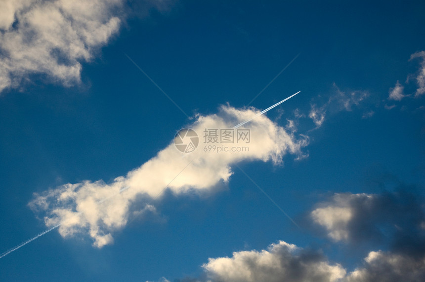 穿越云层的喷气式喷气机图片