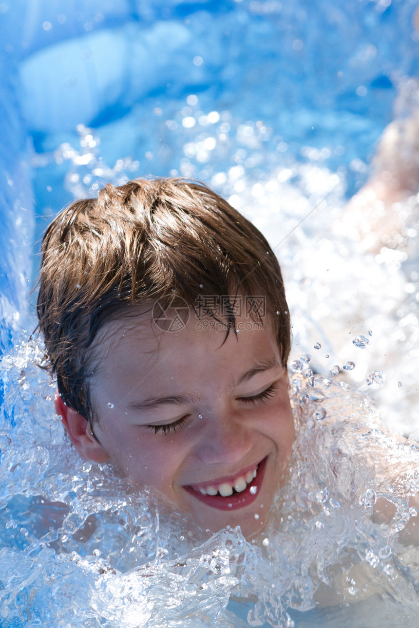 儿童在水中游戏水池娱乐童年飞沫孩子身体头发眼睛蓝绿色运动图片