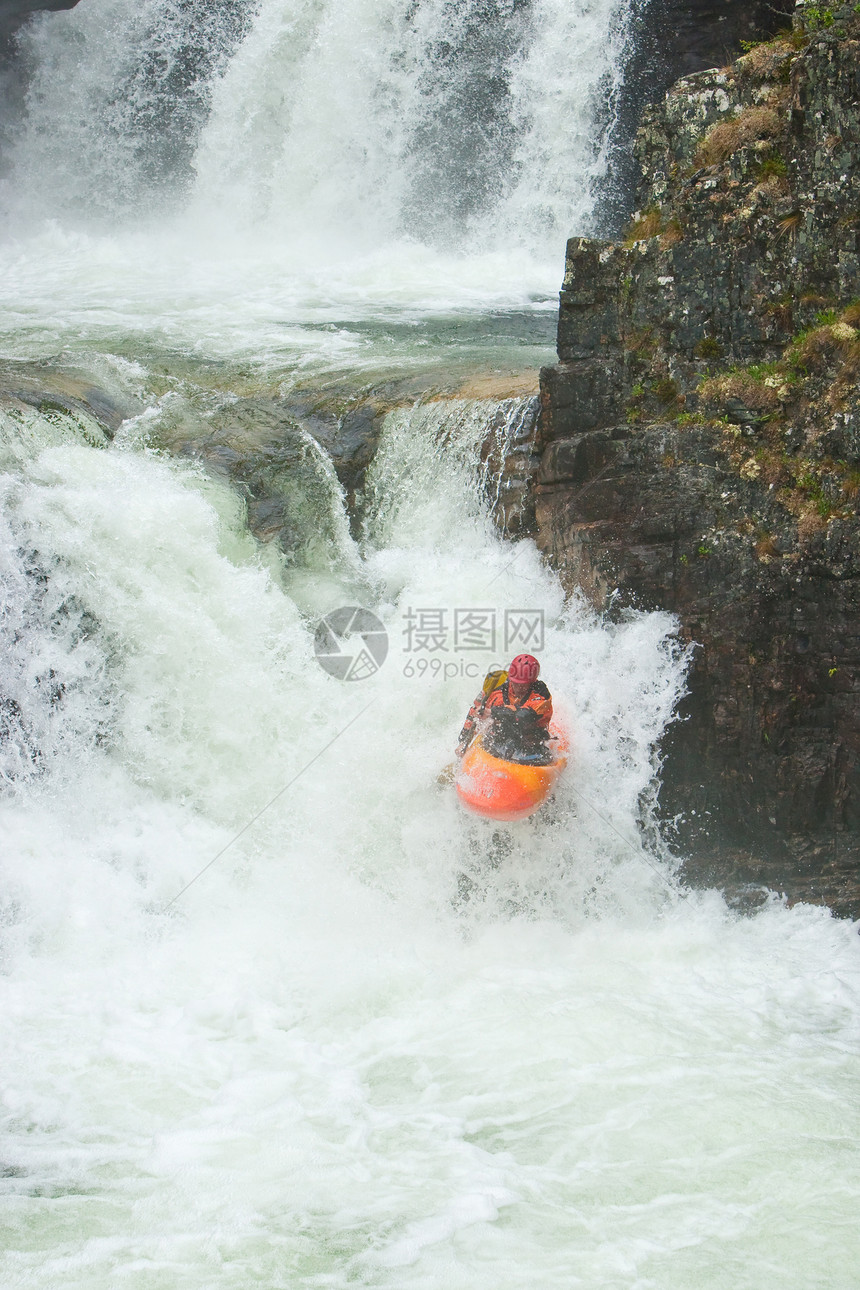 挪威的瀑布荒野皮艇乐趣活力游戏冒险活动激流速度男人图片
