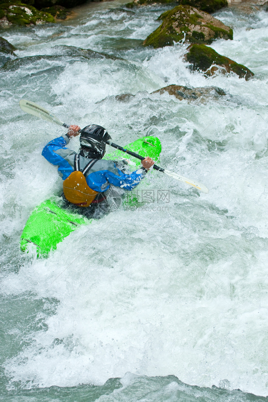 挪威的瀑布力量荒野乐趣地形溪流皮艇运动员运动活力假期图片