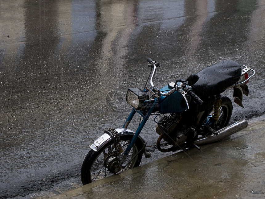 雨水中锁住自动自行车图片