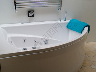 现代时尚球棒室中的浴缸按摩浴缸家高清图片素材