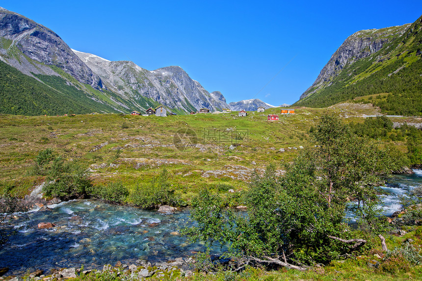 挪威的斯特林山坡爬坡海岸海洋美丽树木旅行岩石蓝色村庄图片