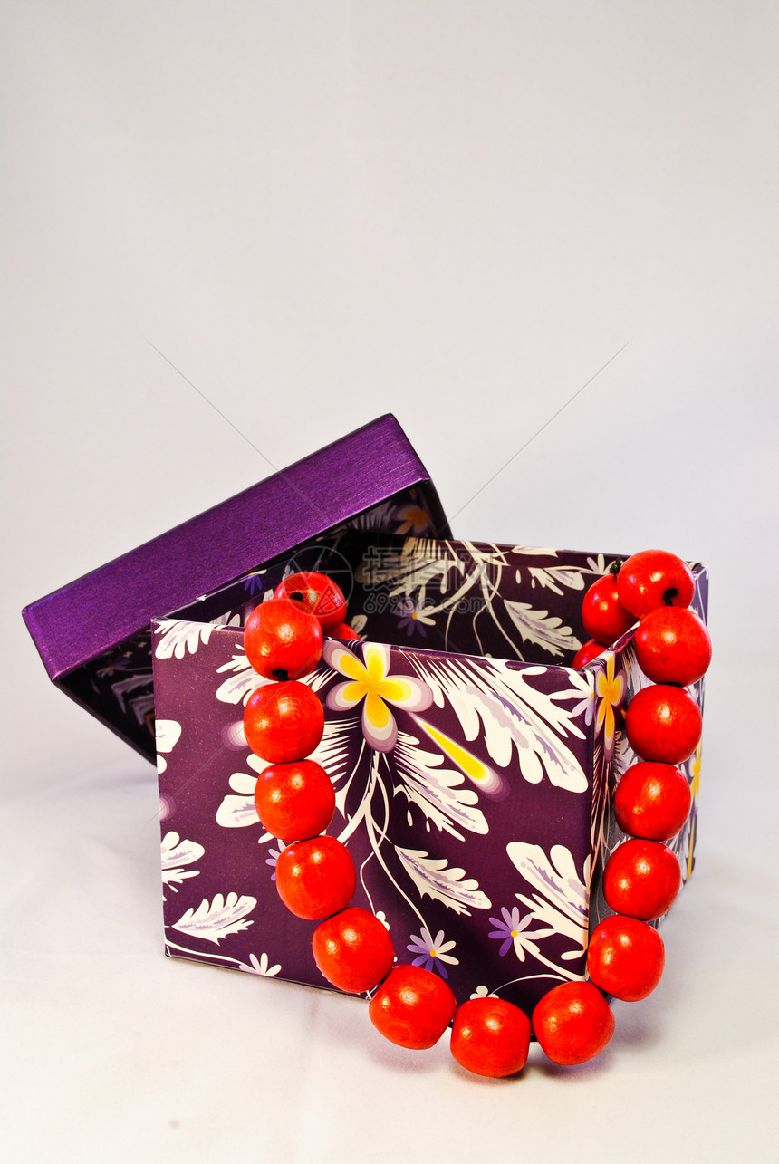 带红珠子的紫色礼品盒图片