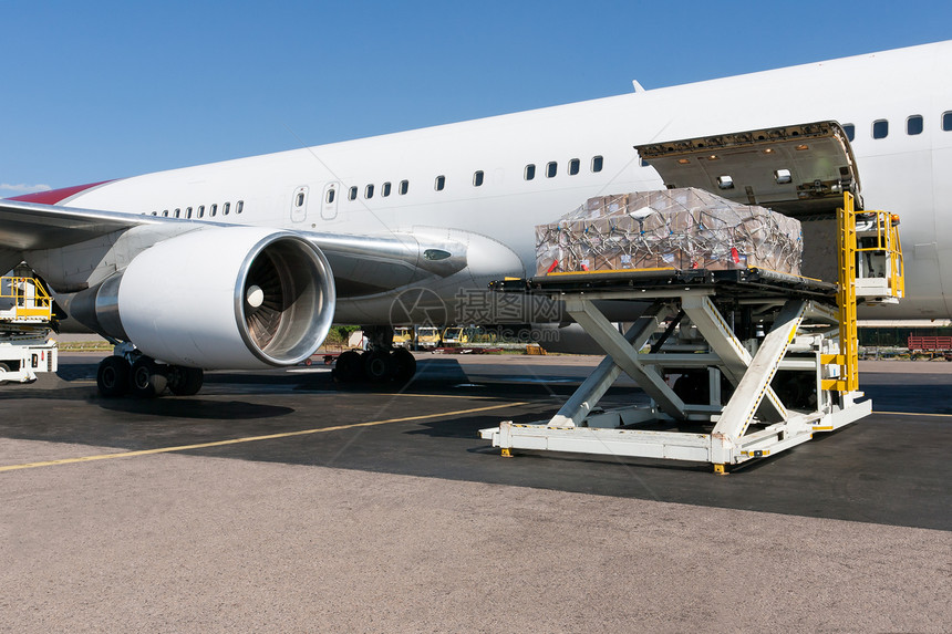 正在飞机上装入 freigth飞机场货物安全天空平台涡轮技术载体货运加载图片