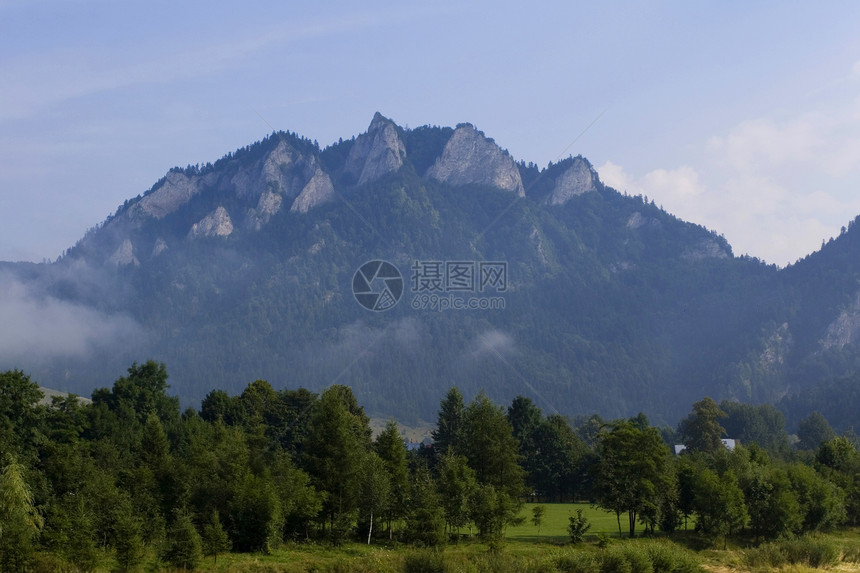 河流岸边美丽的山脉风景之美景衬套绿色巅峰森林全景苔藓天际蓝色跳闸太阳图片